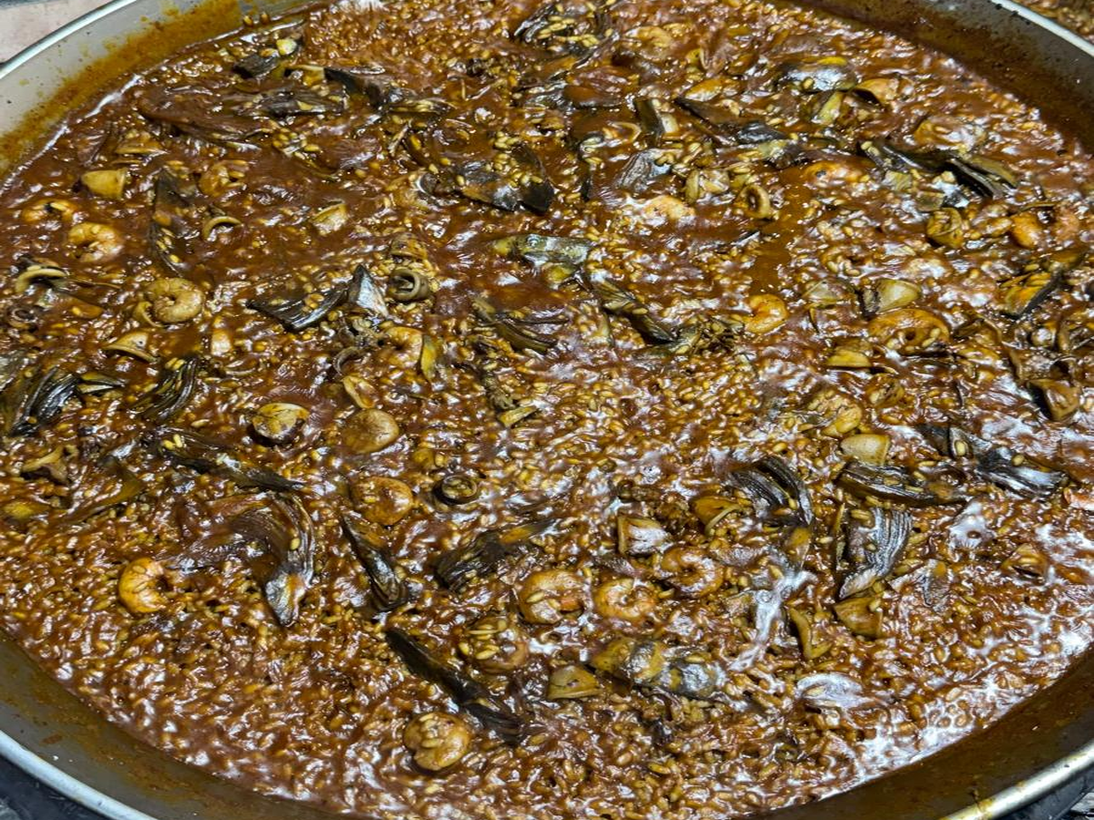 Arroz del senyoret con alcachofas del Restaurante Los Pinochos en Simancas (Valladolid), arroz tierno y meloso con hebra de sepia, gambas peladas y alcachofas, al fuego de leña