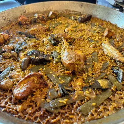 Paella Valenciana del restaurante Los Pinochos, cocina valenciana en Simancas (Valladolid)