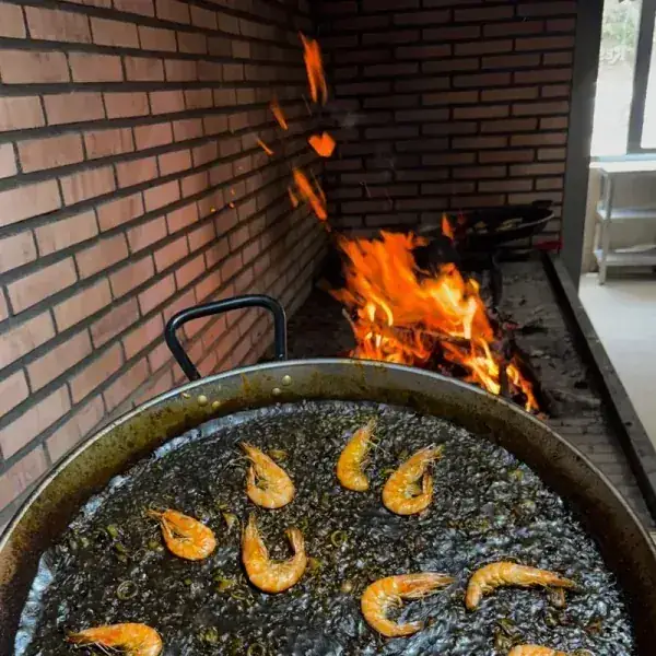 Arroz Negro del restaurante Los Pinochos, cocina valenciana en Simancas (Valladolid)