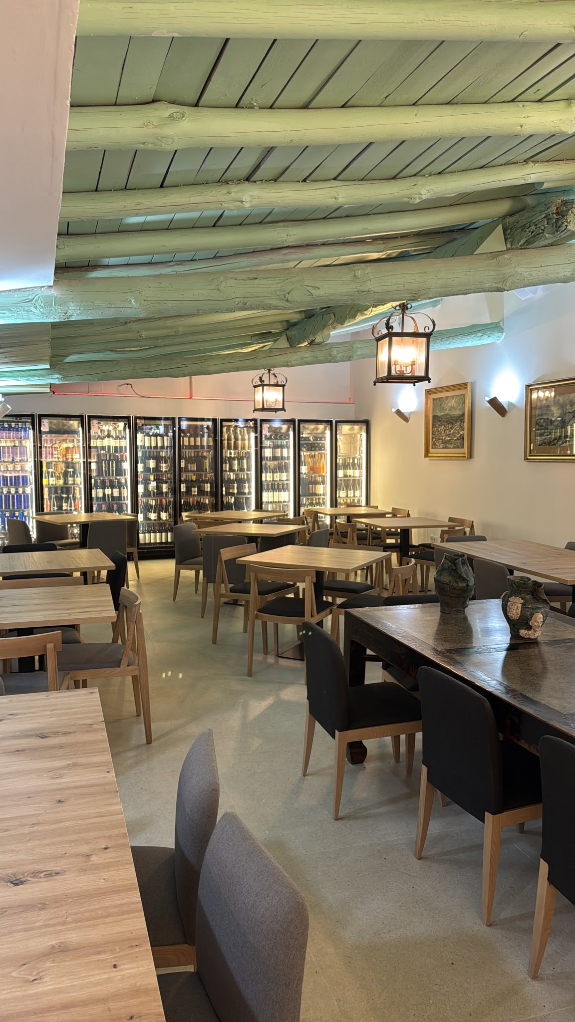 Vinoteca iluminada al fondo del comedor del restaurante